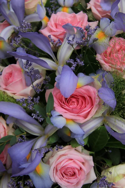 Блакитні іриси і рожеві троянди в аранжуванні нареченої — стокове фото