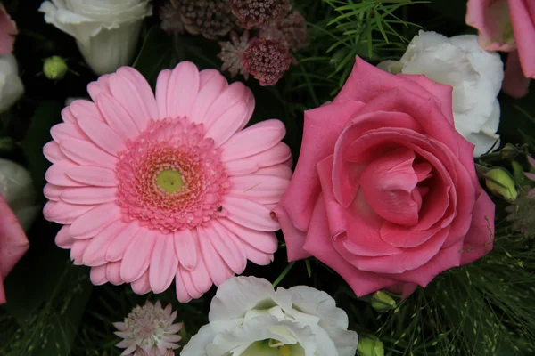 Герберы и розы, розовые свадебные цветы — стоковое фото
