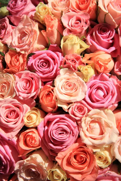 Roses in different shades of pink, wedding arrangement — Stock Photo, Image