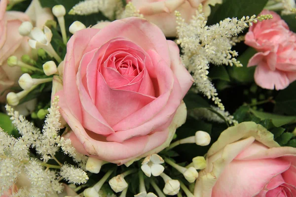 Roses roses et stéphanite au bouquet nuptial — Photo