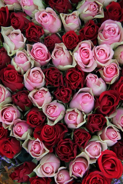 Peça central de casamento em vermelho e rosa — Fotografia de Stock
