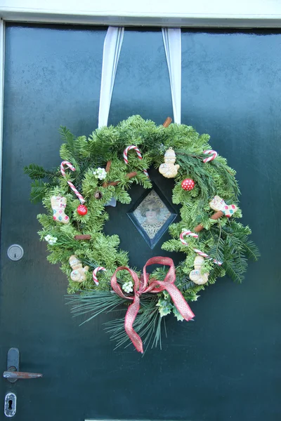 Ghirlanda di Natale su una porta — Foto Stock