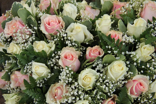 Svatební aranžmá v růžové a bílé — Stock fotografie