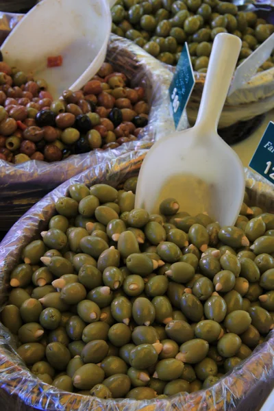 Azeitonas num mercado francês — Fotografia de Stock