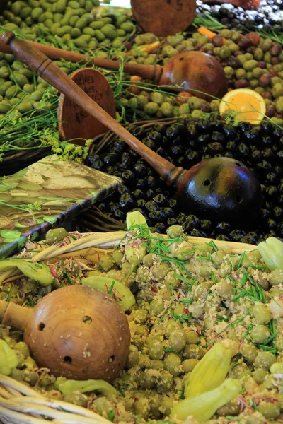 Des olives dans un marché français — Photo