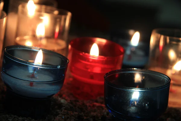 Velas votivas en una iglesia — Foto de Stock