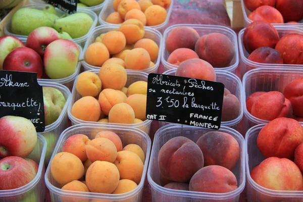 Frutta in un mercato — Foto Stock