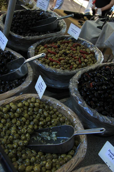 Des olives dans un marché français — Photo