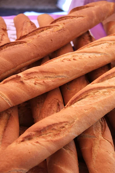 Vers stokbrood op een lokale markt — Stockfoto