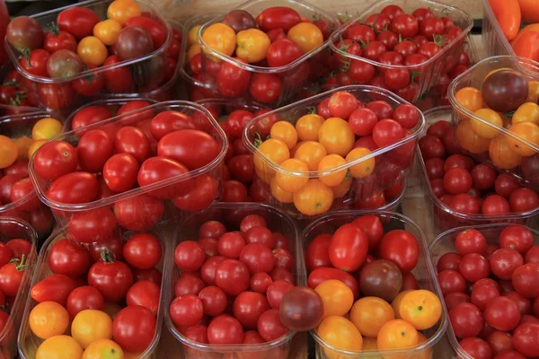 Los tomates menudos en el mercado —  Fotos de Stock