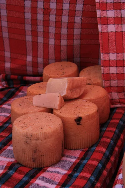 在法国市场的奶酪 — 图库照片