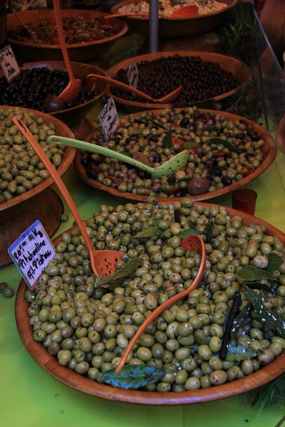 Des olives dans un marché français — Photo