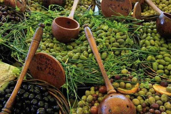 Aceitunas en un mercado francés — Foto de Stock