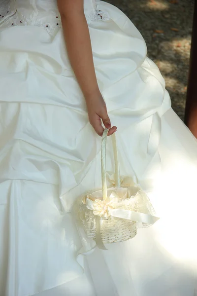 Menina flor segurando cesta — Fotografia de Stock