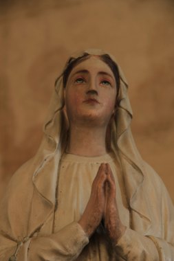 Kutsal bakire heykeli