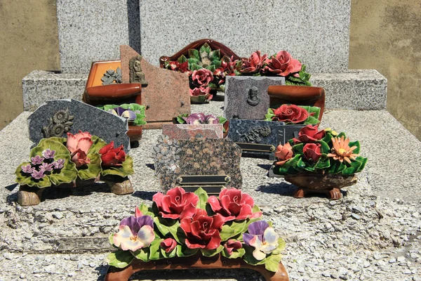 Flores sepulcrales de cerámica —  Fotos de Stock