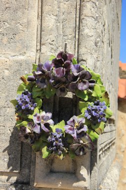 Seramik çiçekler cenaze çelengi