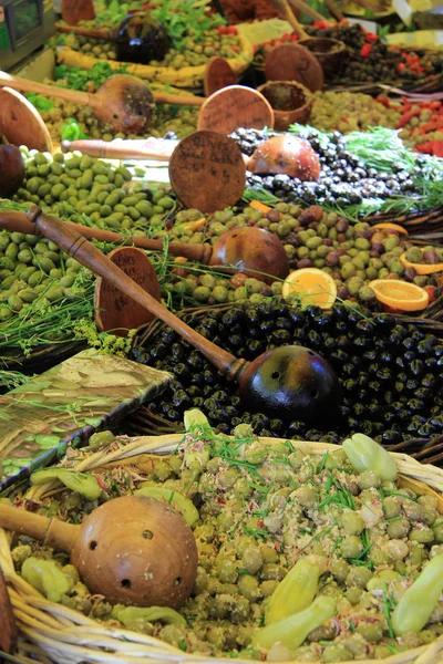 Оливки на французском рынке — стоковое фото