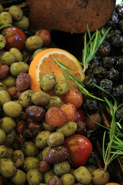 Des olives dans un marché français — Photo