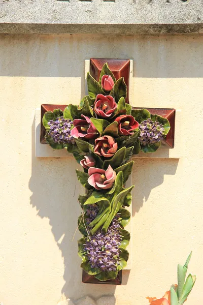 Kruisbeeld met keramische bloemen — Stockfoto