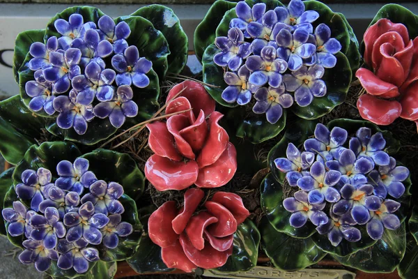 Керамические цветы — стоковое фото
