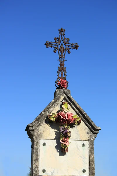 Kruzifix mit Keramikblumen — Stockfoto