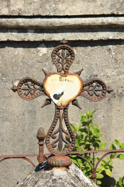 Velho ornamento cruz ferro fundido — Fotografia de Stock