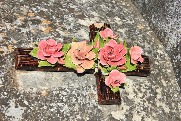 Krucifix s keramickými květinami — Stock fotografie