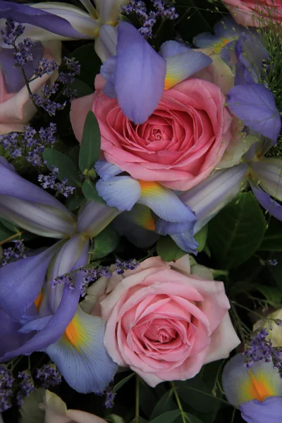 青いアイリスとブライダルの配置でピンクのバラ — ストック写真
