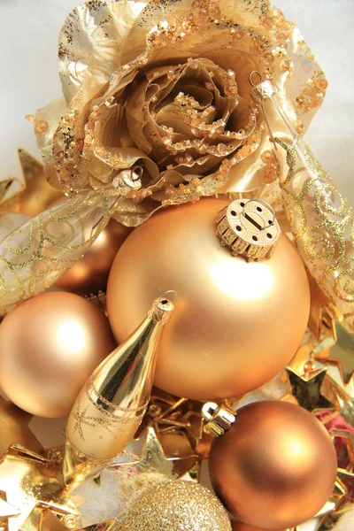 Decorações de Natal dourado — Fotografia de Stock