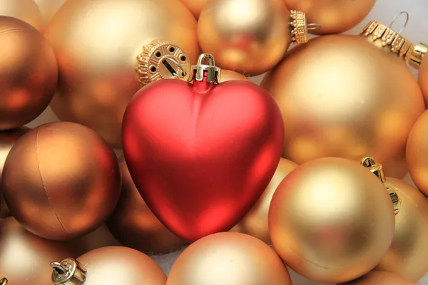 Рождественский орнамент в форме красного сердца — стоковое фото