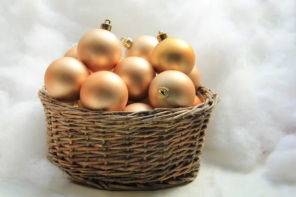 Złote ozdoby świąteczne w wiklinowym koszu — Zdjęcie stockowe