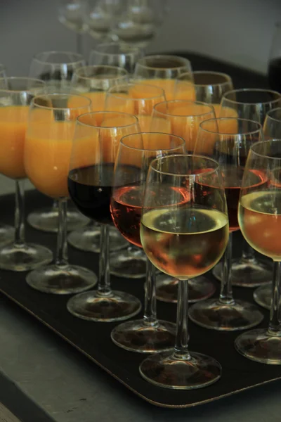 Drankjes in een bruiloft receptie — Stockfoto