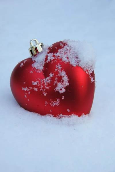 Heart shaped ornament in the snow — Stock Photo, Image
