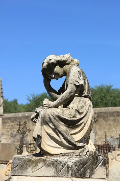 Statua in un cimitero — Foto Stock
