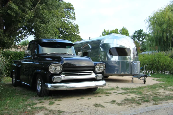 Classic car and caravan — Stock Photo, Image