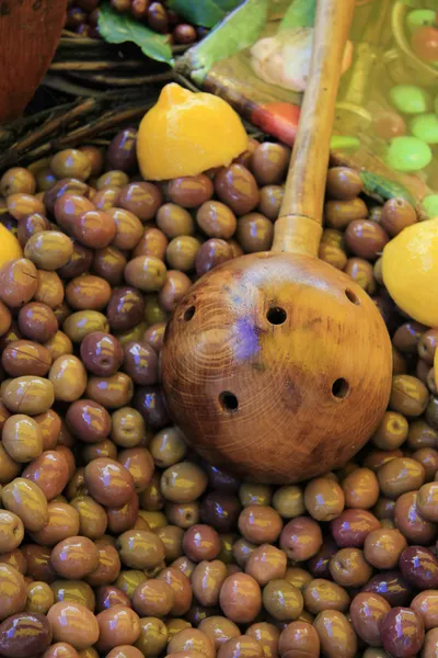 Oliven auf einem französischen Markt — Stockfoto