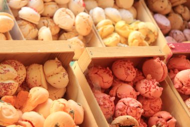 küçük parçalar halinde beze