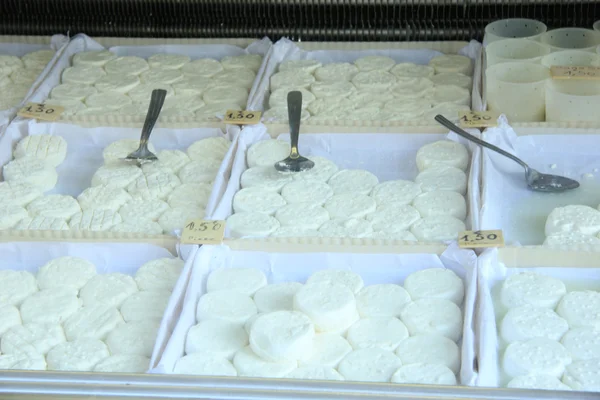 Fromage de chèvre dans un marché provençal — Photo