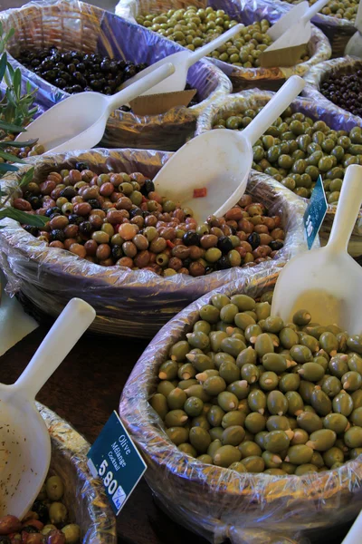 Des olives dans un marché français — Photo