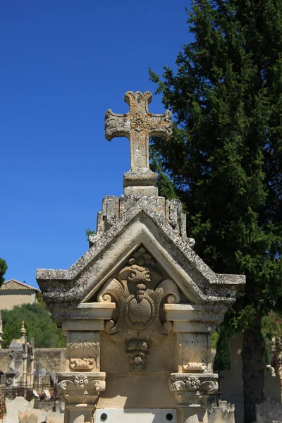 Pierre tombale avec ornement en croix dans un cimetière français — Photo