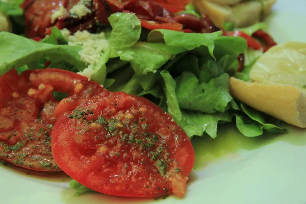 Salada de tomate com queijo de cabra — Fotografia de Stock