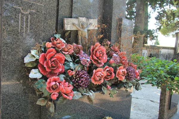 Keramiska grav blommor — Stockfoto