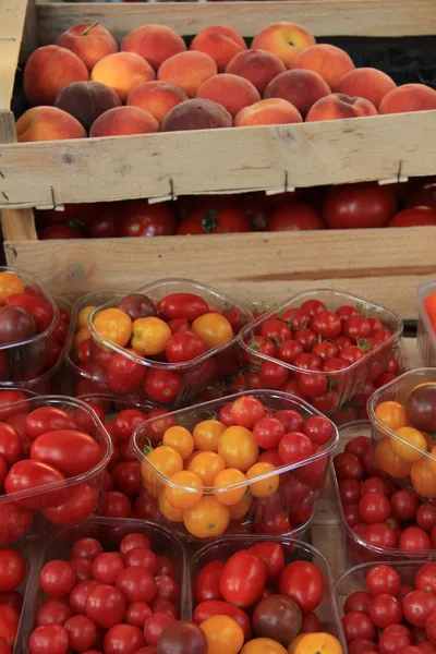 Los tomates menudos en el mercado —  Fotos de Stock