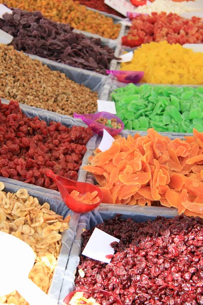 Frutas cristalizadas em uma banca de mercado — Fotografia de Stock