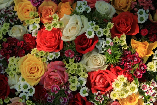 Smíšené barevné svatební květinové aranžmá — Stock fotografie
