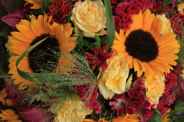 Gele en rode bloemstuk — Stockfoto
