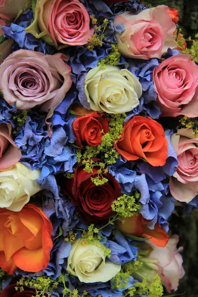 Růže a hortenzie svatební aranžmá — Stock fotografie