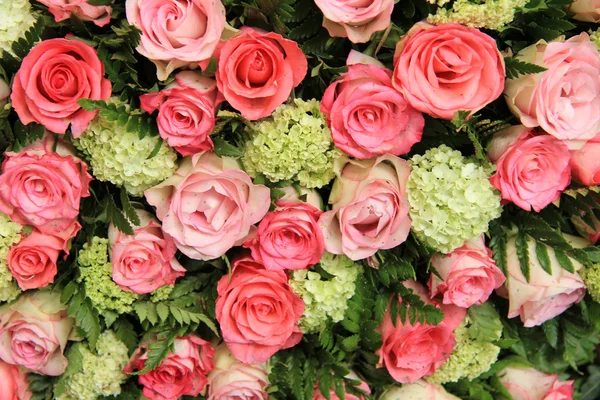Arranjo nupcial, rosas rosa e hortênsias — Fotografia de Stock