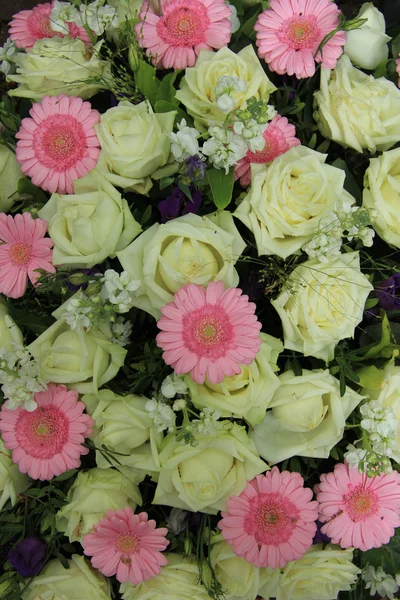 Gerberas rosadas y rosas blancas - flores de boda — Foto de Stock